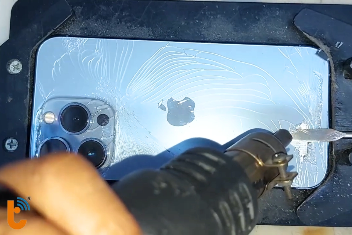 Quá trình thay mặt lưng iP 13 Pro