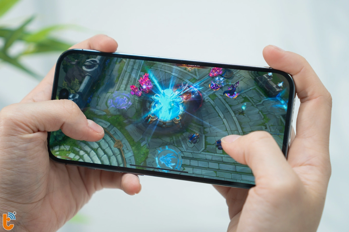 Thay pin mới iP 14 Pro giúp chơi game mượt hơn