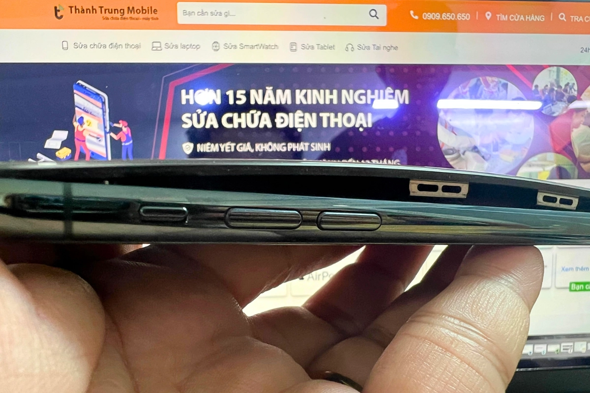 thay pin iPhone Xs Max bị phồng pin, bung màn hình