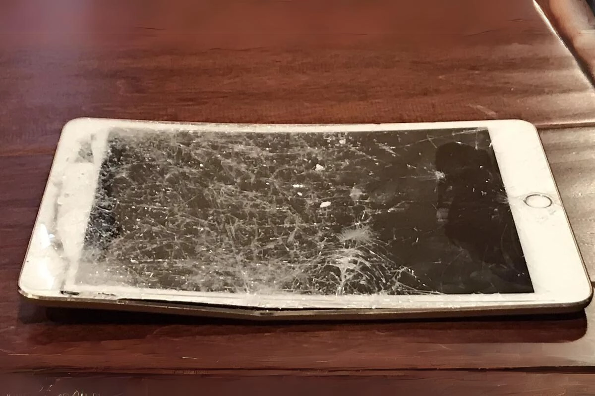iPad Mini 4 vỡ màn hình nặng