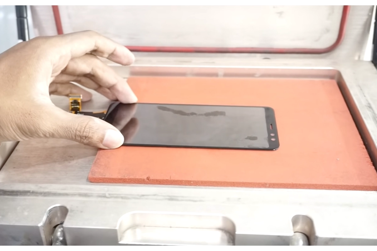 ep-kinh-a8-plus-tai-thanh-trung-mobile