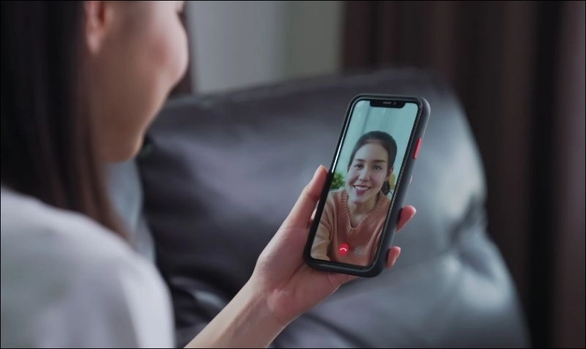 Giữ micrô ở khoảng cách 5-10cm so với miệng khi nói chuyện