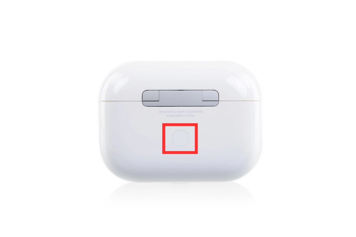 Nhấn giữ nút ở phía sau cho đến khi thấy đèn nhấp nháy màu trắng