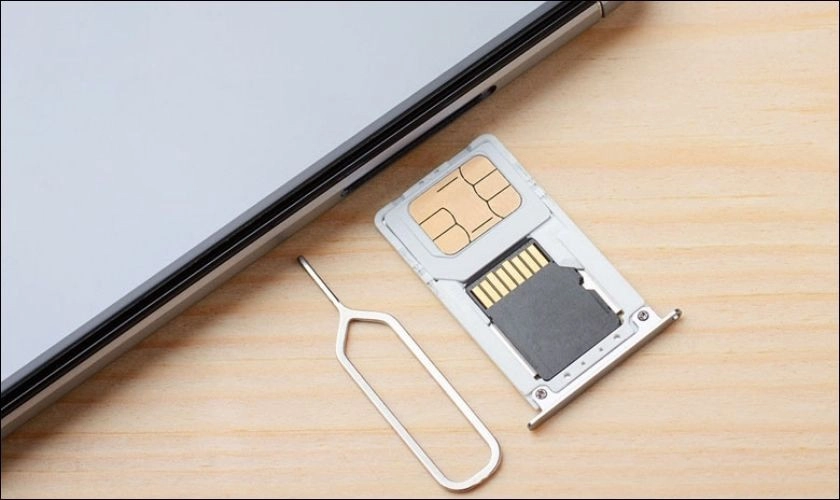 Lắp thẻ SIM vào điện thoại