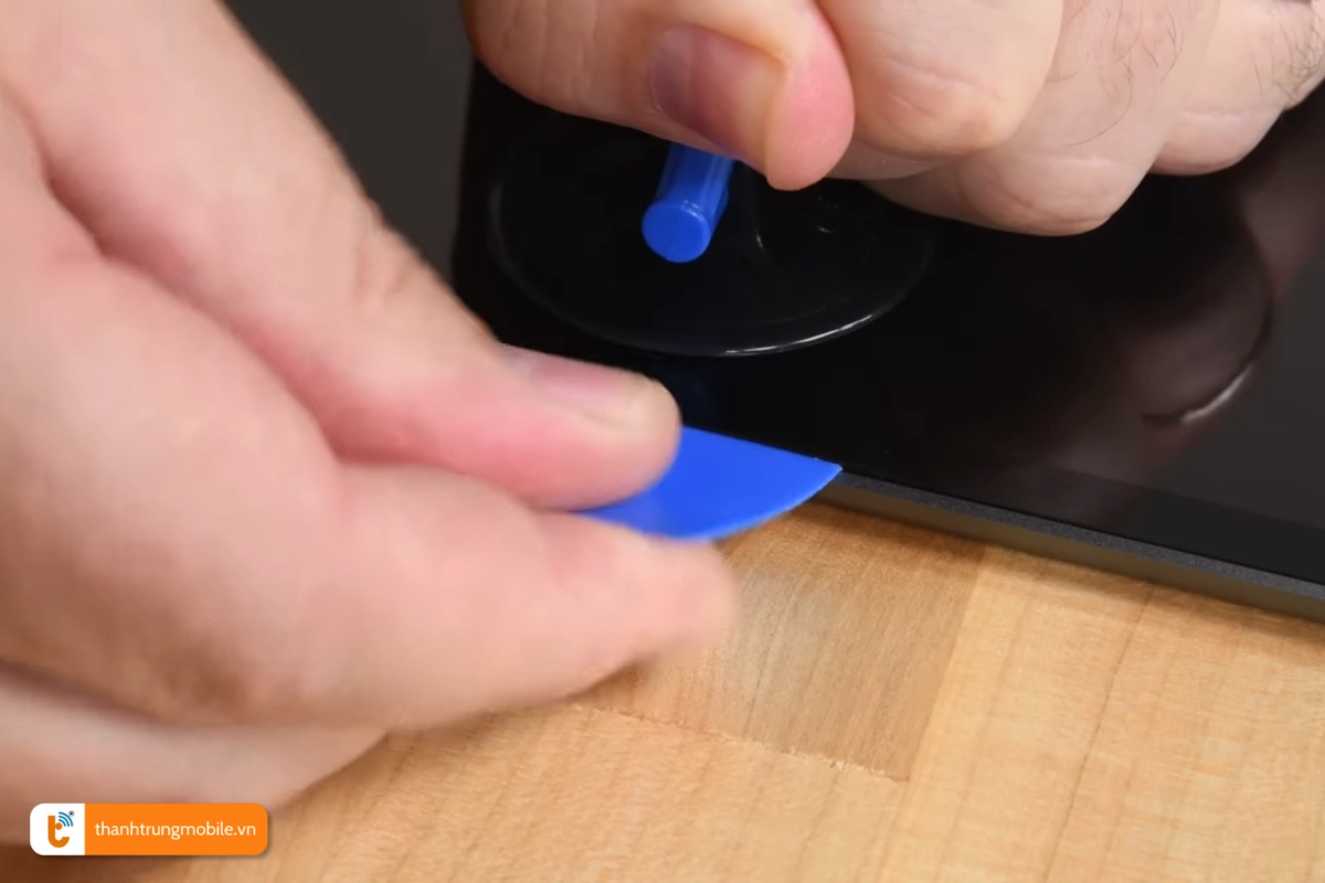 Tháo máy để thay loa cho iPad Gen 7