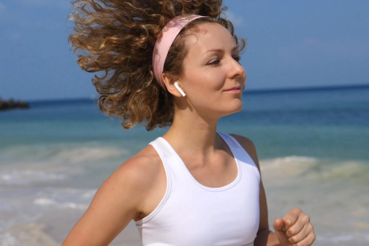 Sử dụng Airpods khi đang chạy bộ cũng là một nguyên nhân dễ gây rơi rớt