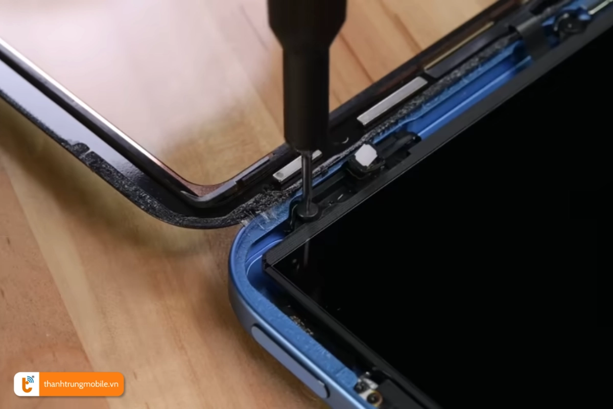 Tháo máy để thay chân sạc cho iPad Gen 10