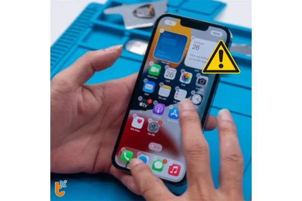 thay-cam-ung-iphone-13-mini-2