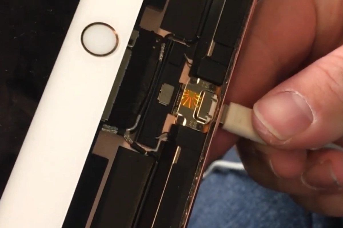 Thay chân sạc iPad Pro 10.5 inch 2017