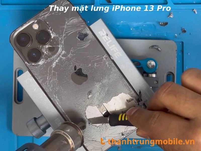 Thực hiện tách kính để thay mặt lưng iPhone 13 Pro
