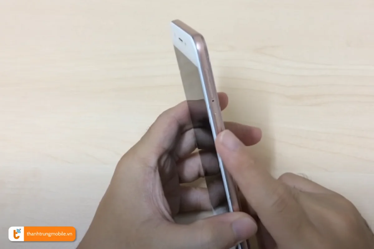 Bấm đồng thời hai nút nguồn và nút tăng giảm âm lượng cho đến khi máy rung, logo của Oppo hiện lên thì các bạn nhả tay ra