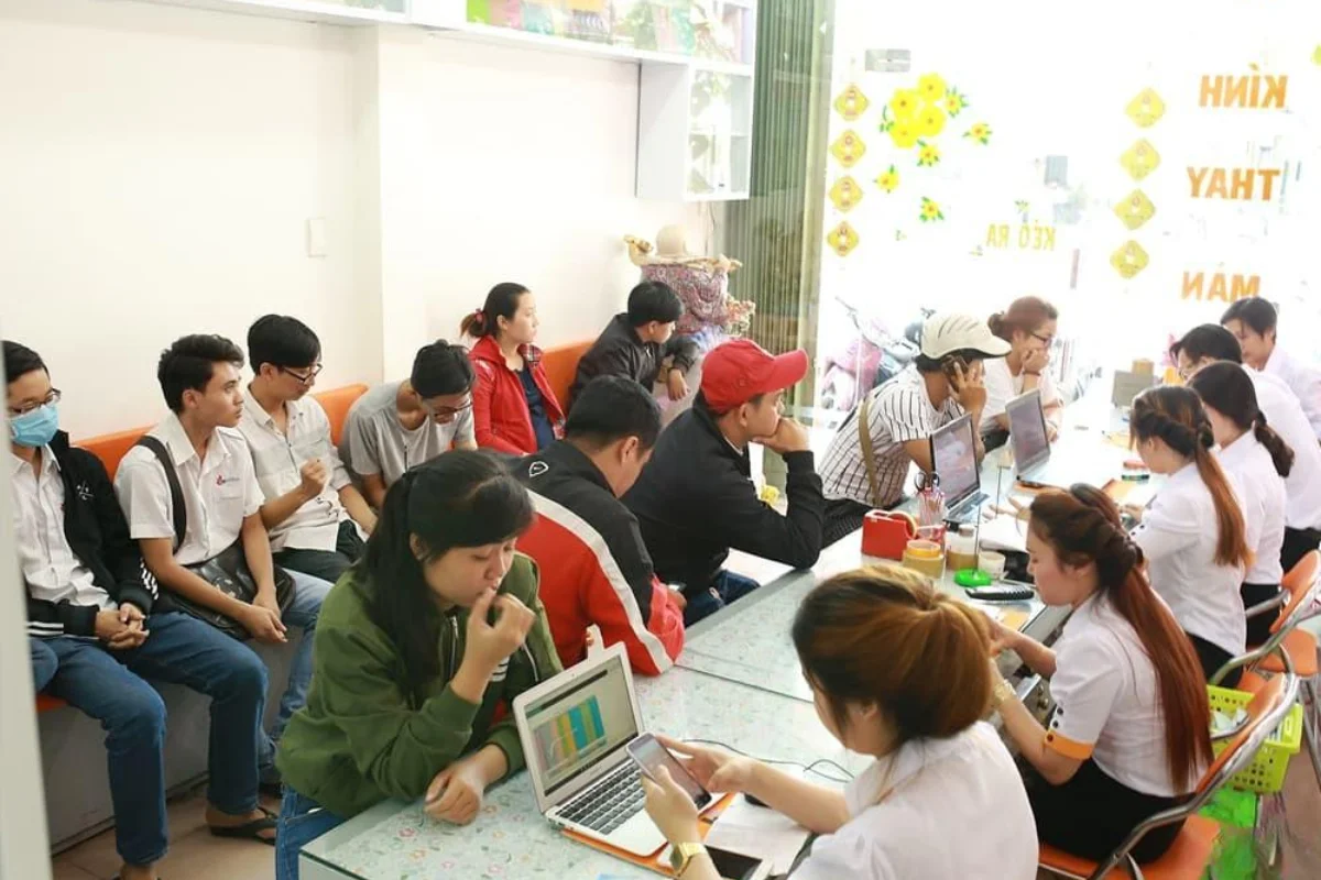 khách hàng tin tưởng sử dụng dịch vụ sửa chữa điện thoại tại Thành Trung Mobile