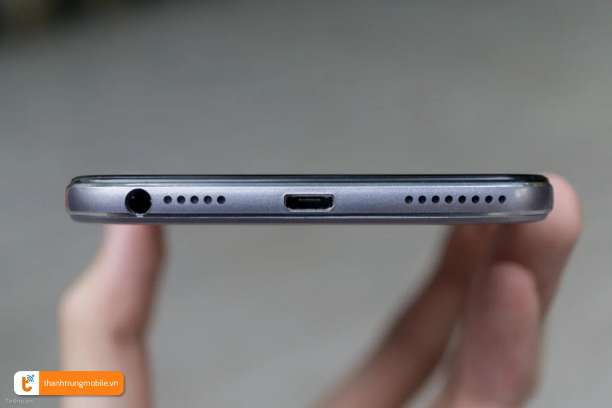 Kiểm tra chân sạc Oppo F1s có dính nước, bụi bẩn hay không