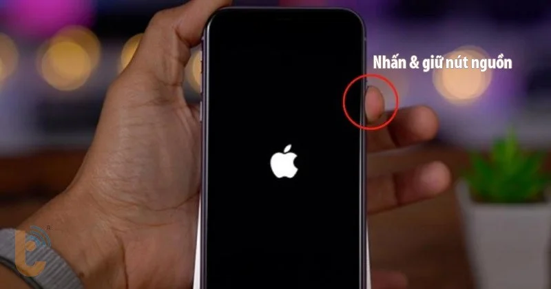 Hình ảnh 4: Nhấn và giữ nút nguồn để bật iPhone
