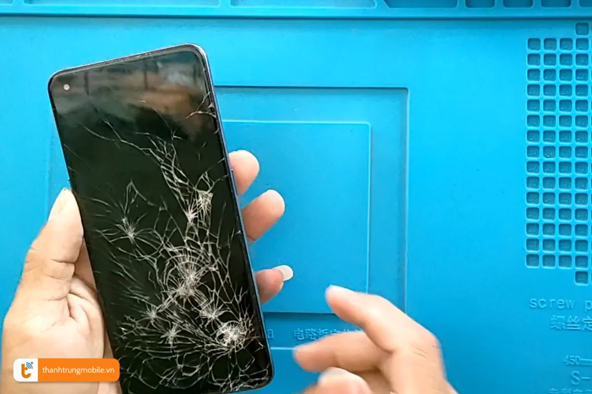 Màn hình Oppo A94 bị nứt vỡ trầm trọng