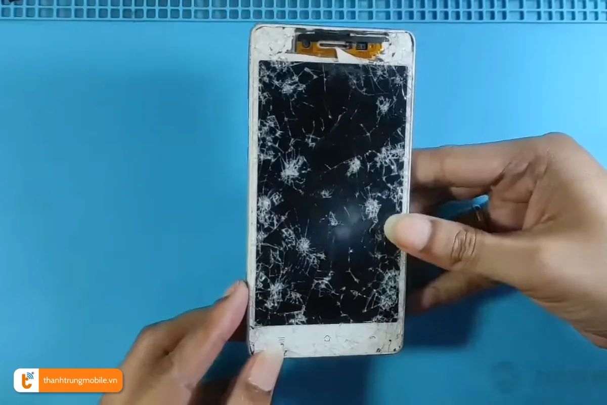 Oppo A33 bị nứt vỡ màn hình nặng nề