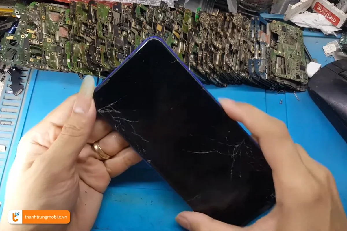 Oppo A55 bị nứt vỡ màn hình điện thoại