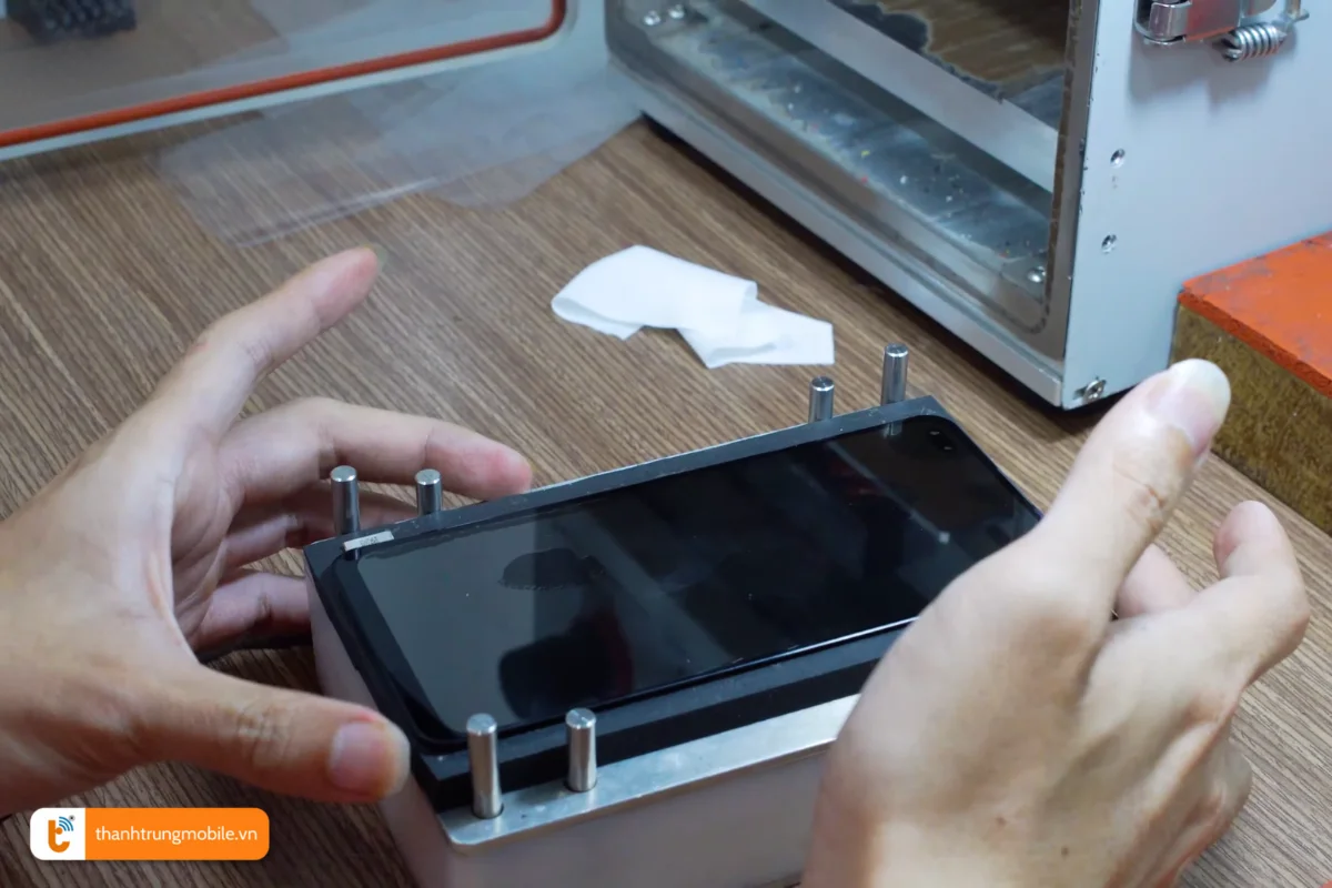 Quy trình ép kính điện thoại Oppo A93 tại Thành Trung Mobile