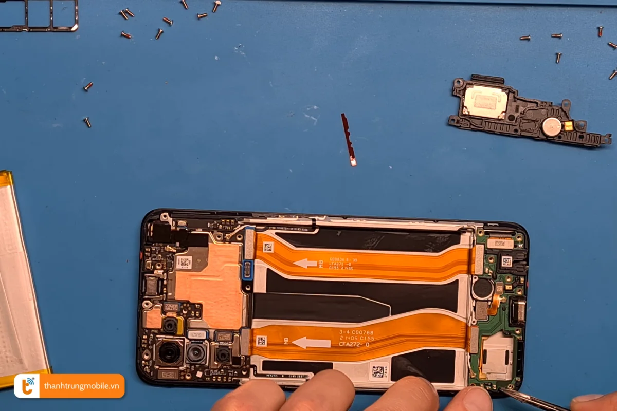 Quy trình lắp đặt màn hình mới cho Oppo A94 tại Thành Trung Mobile