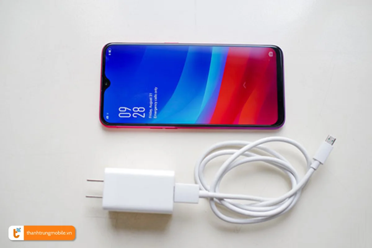 Sử dụng bộ sạc Oppo F9 chính hãng để đảm bảo an toàn thiết bị