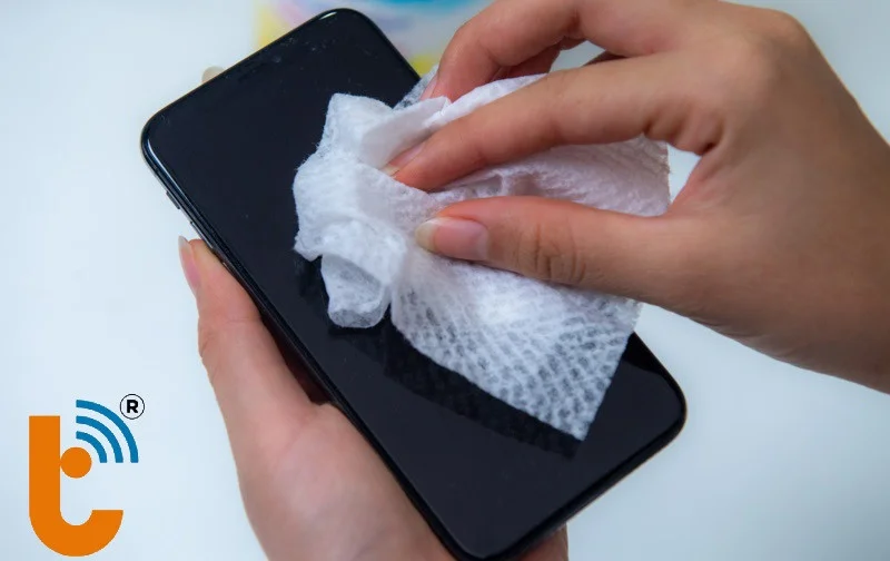 Thấm khô nước bên ngoài để giúp nước không vào sâu bên trong máy