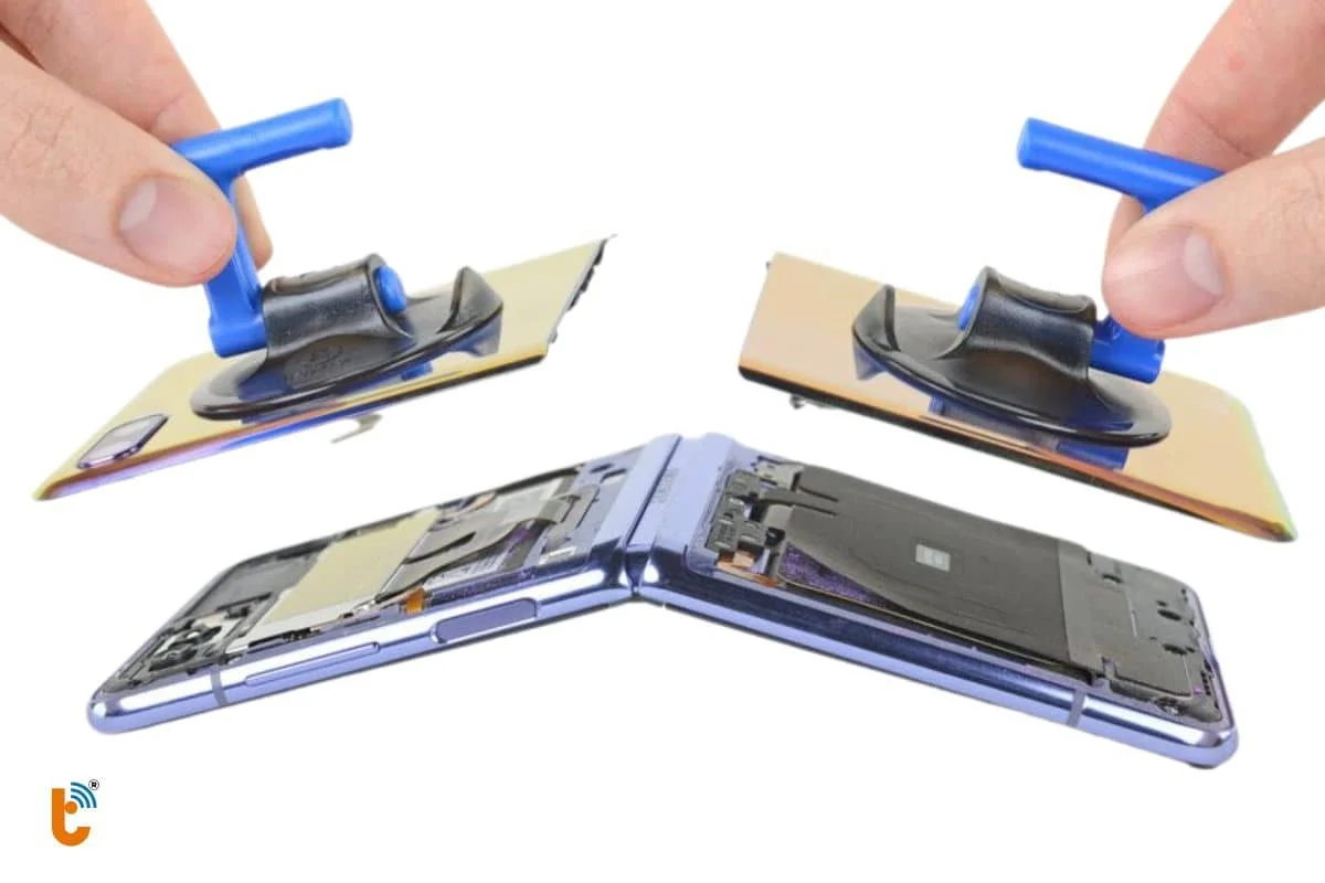 tai sao can thay nap lung va mat kinh lung cho samsung z flip