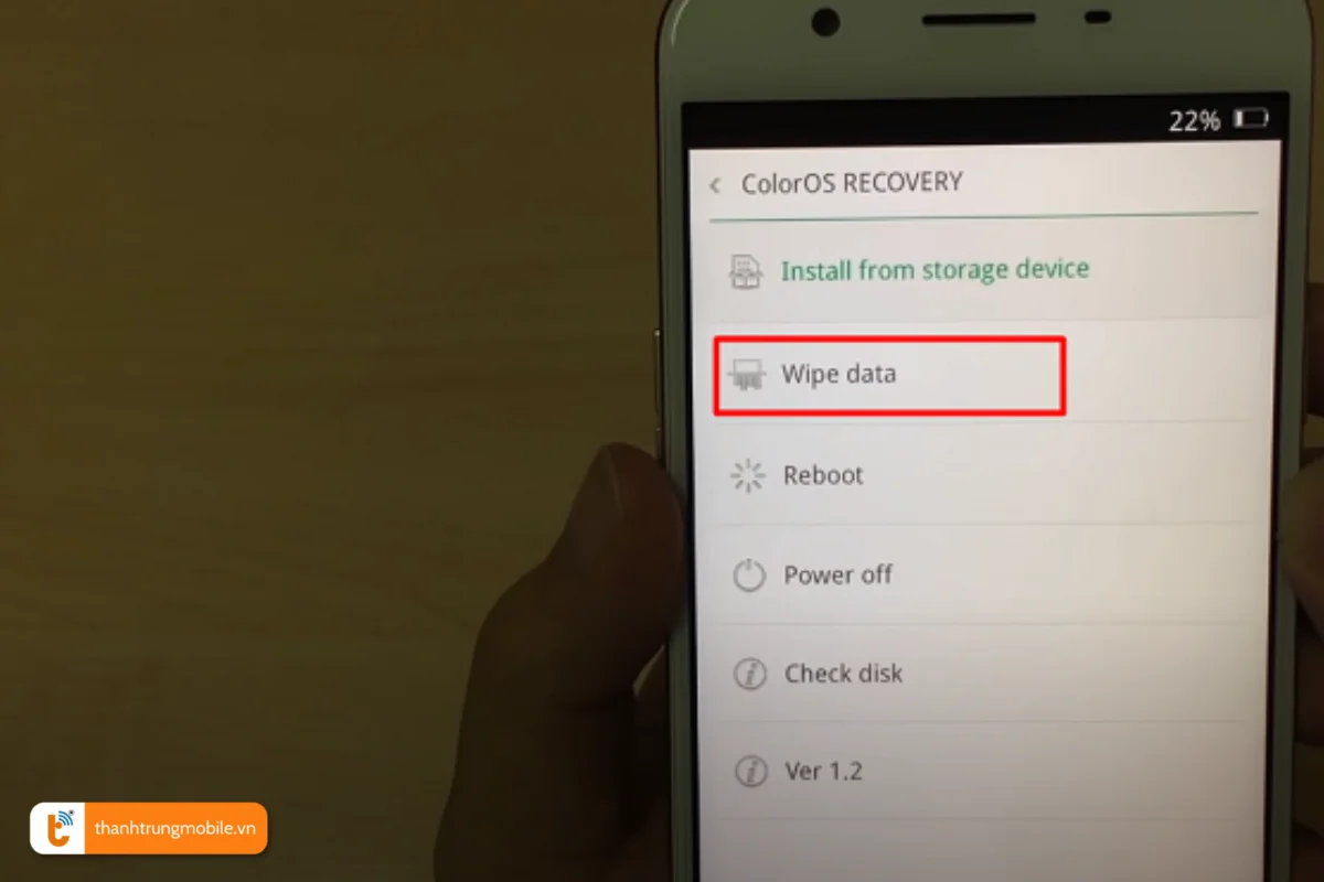 Tiếp theo, chọn Wipe Data để khôi phục cài đặt gốc cho máy