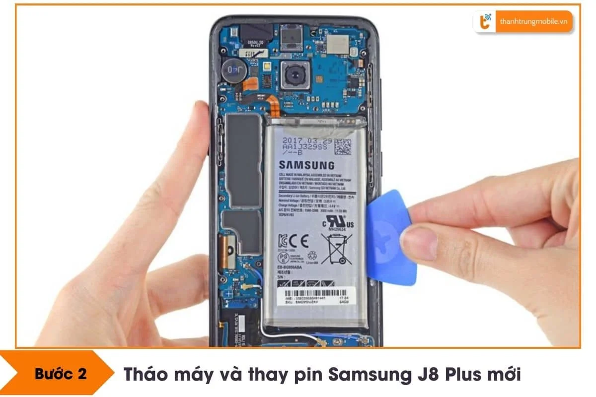 buoc 2 thao may va thay pin moi mot cach chuyen nghiep