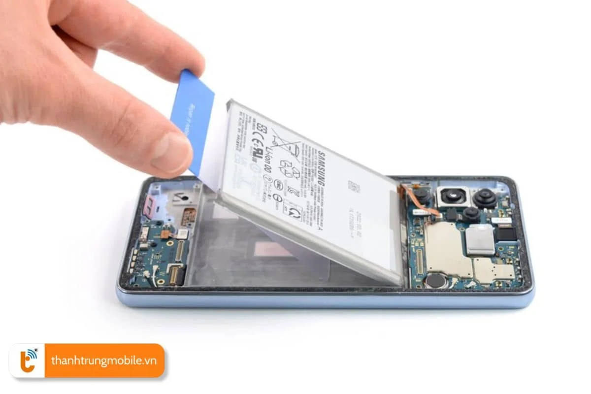 buoc 2 thao pin cu va lap dat pin moi cho samsung a53