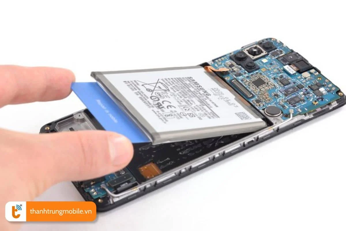 buoc 2 thao pin cu va ve sinh khe cam