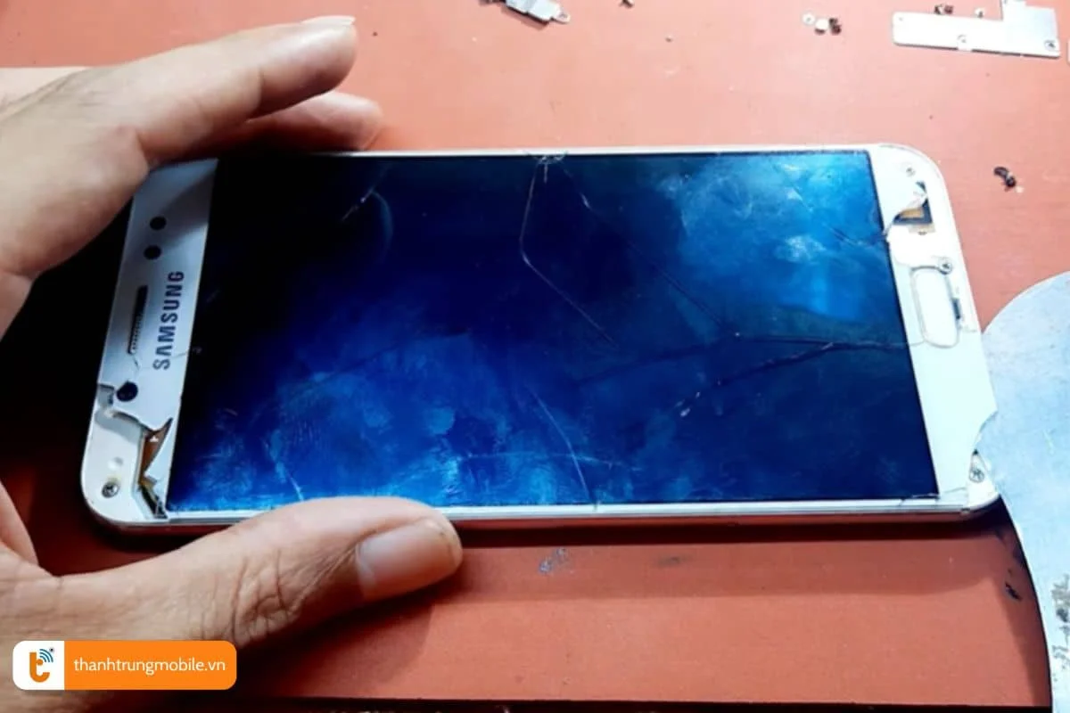 buoc 2 thao roi man hinh samsung s7 plus