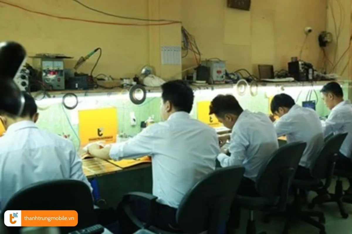 buoc 4 kiem tra va ve sinh man hinh samsung j7 plus