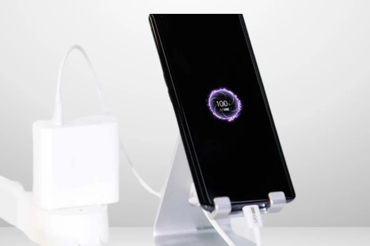 Điện thoại Oppo hỗ trợ các công nghệ sạc nhanh như VOOC và Super VOOC giúp rút ngắn thời gian sạc đáng kể,