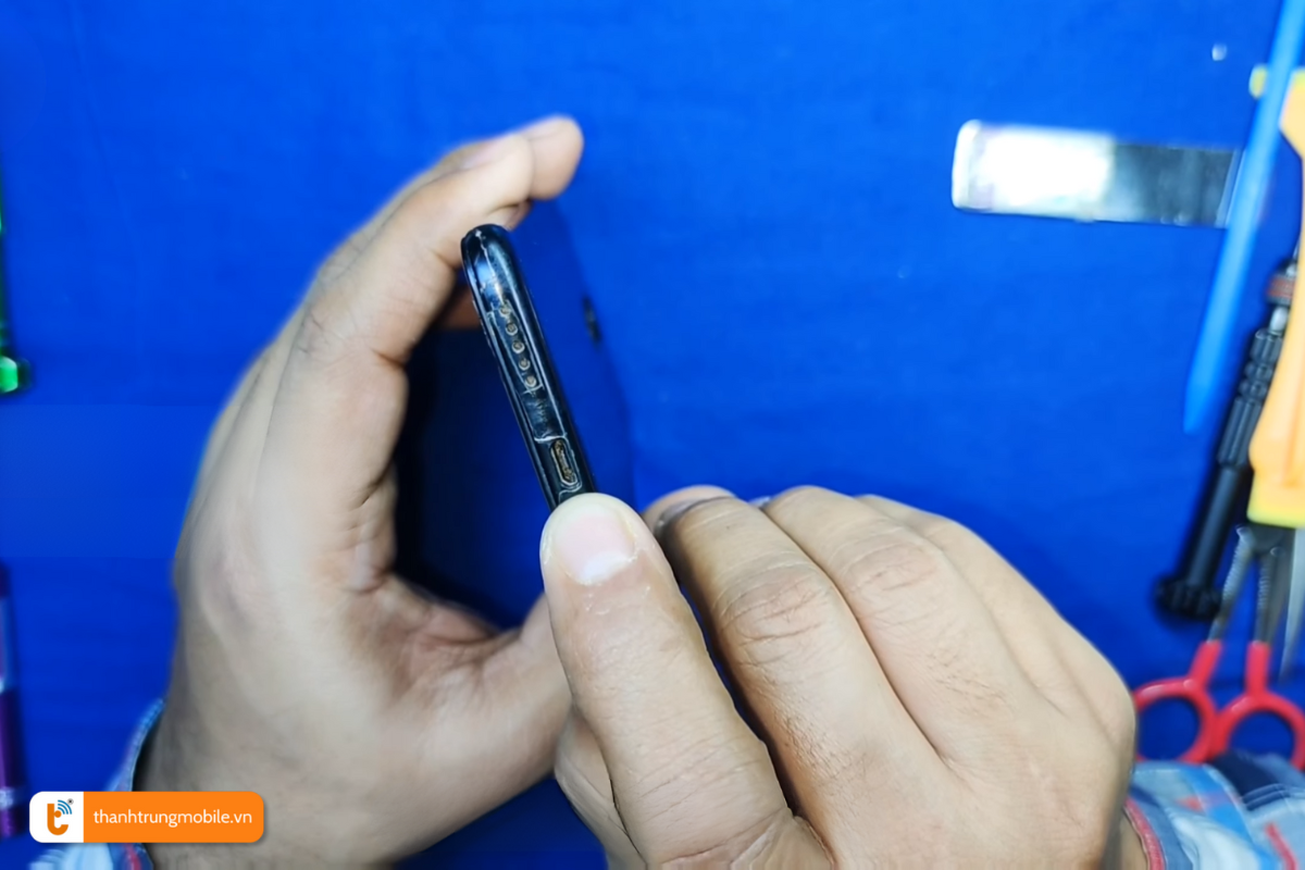 Chân sạc Redmi 5 Plus bám nhiều bụi bẩn ảnh hưởng đến khả năng sạc