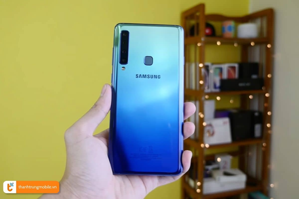 dac diem va chat lieu cua nap lung samsung a9 2018