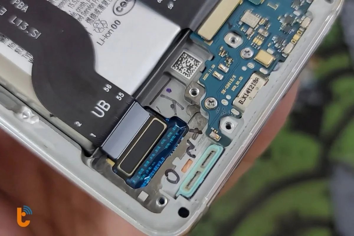 dau hieu can thay chan sac samsung s21 fe