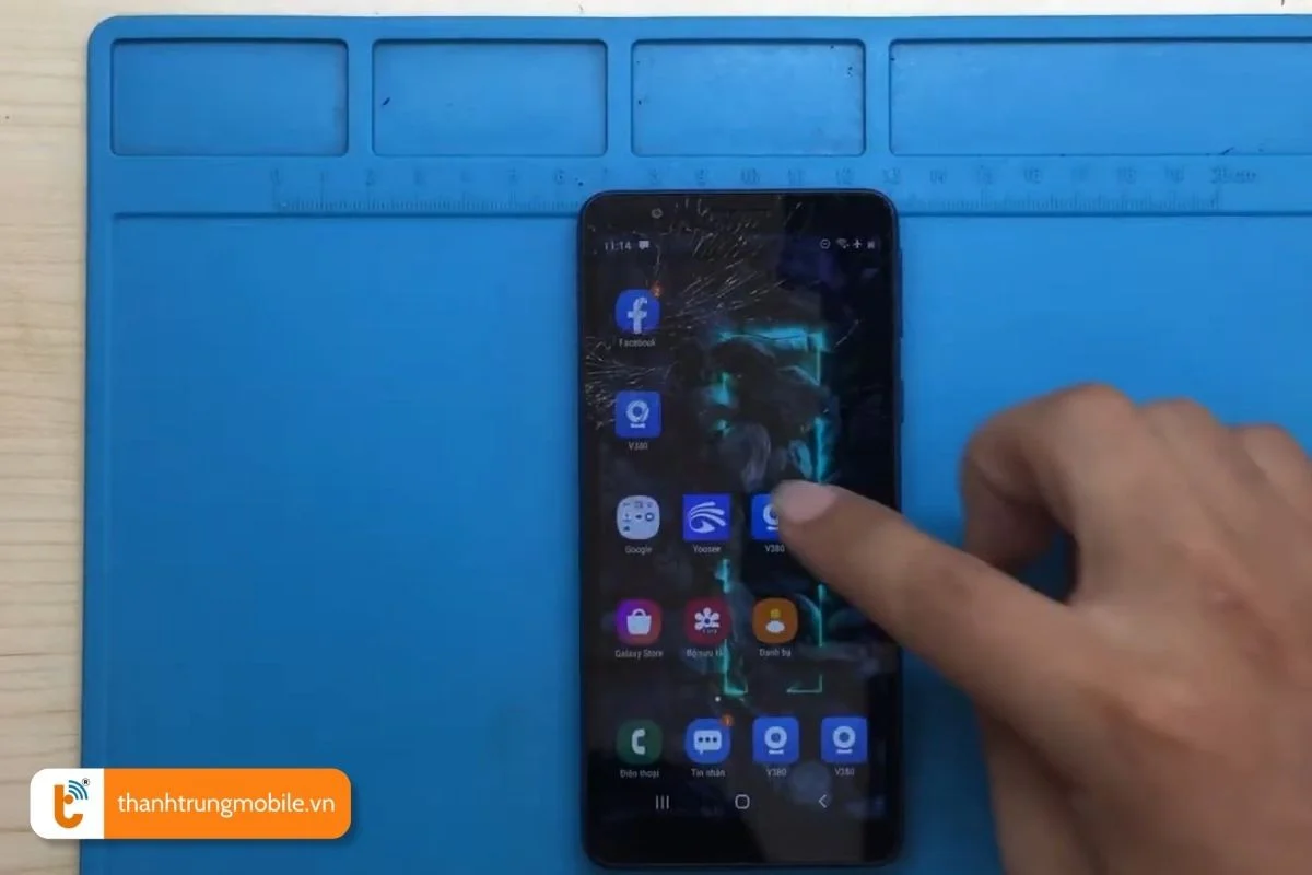 dau hieu can thay mat kinh samsung a01 core moi