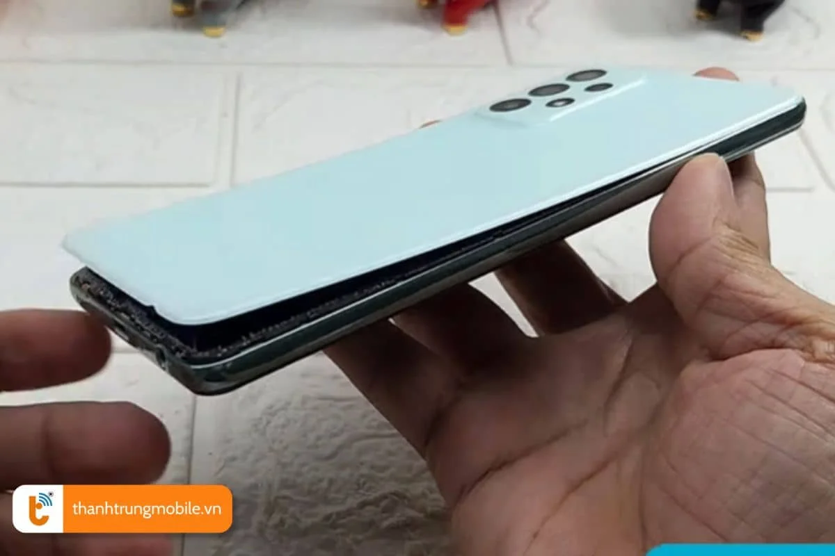 dau hieu can thay nap lung samsung a52s