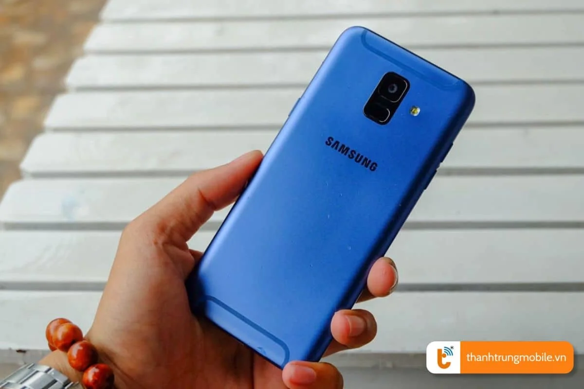 dau hieu can thay nap lung samsung a6 2018