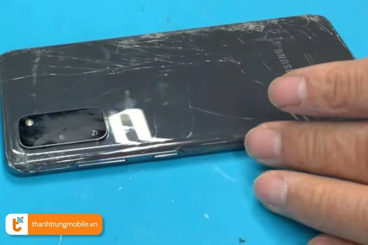 dau hieu can thay nap lung samsung s20 FE