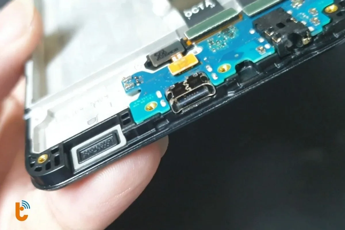 dau hieu can thay the cong sac samsung galaxy a32