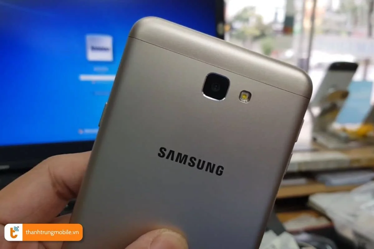 luu y khi thay nap lung samsung j7 series