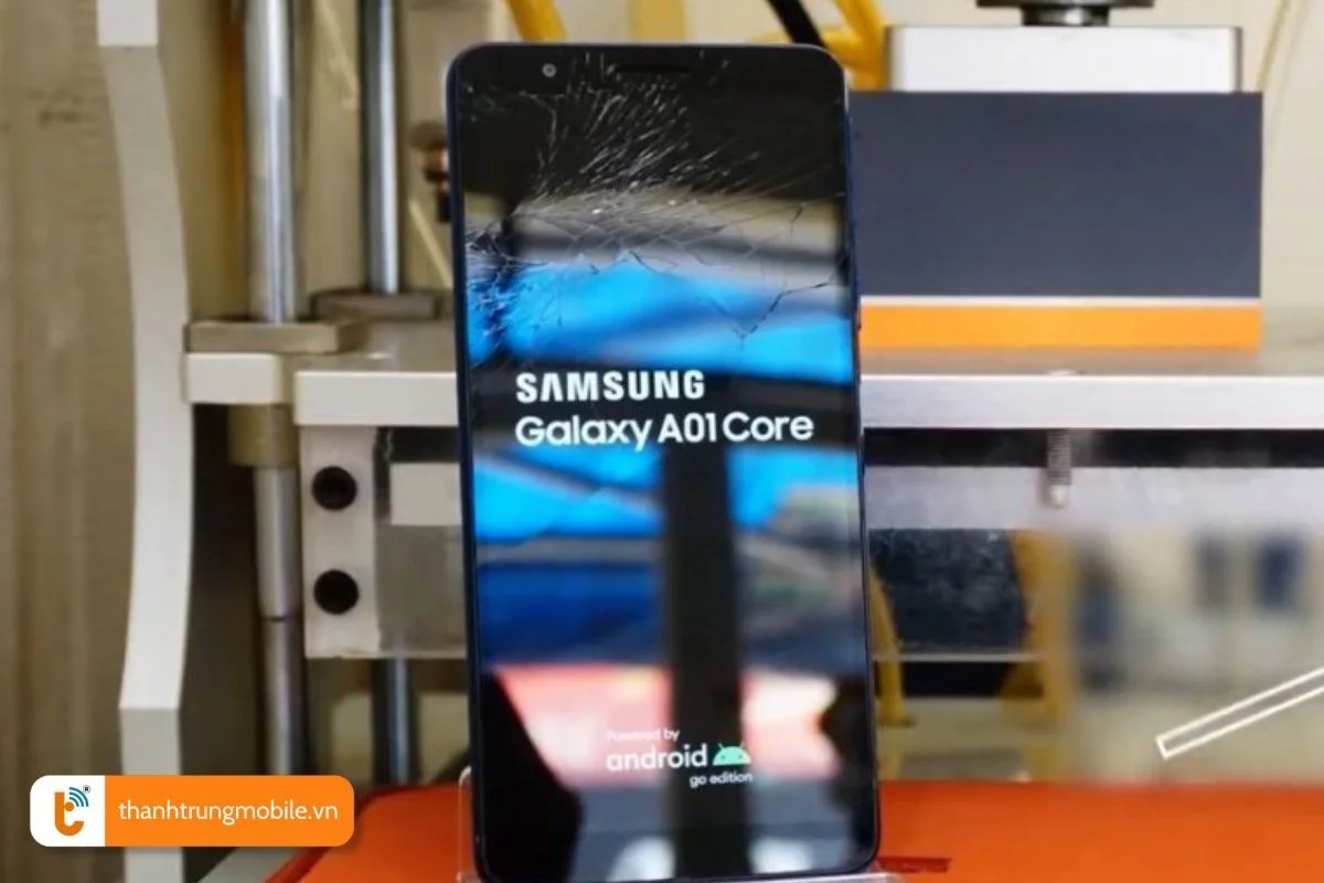 ly do mat kinh samsung a01 core bi vo tray xuoc