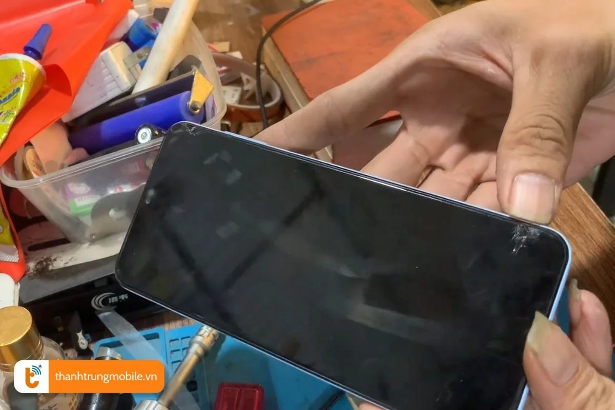 nguyen nhan khien mat kinh samsung galaxy a13 bi hong