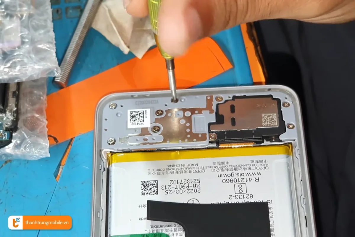 Quá trình lắp đặt vỏ mới cho Oppo Reno 7 tại Thành Trung Mobile