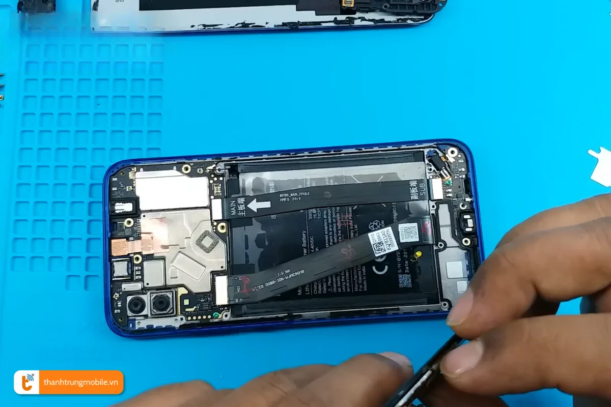 Quá trình thay vỏ điện thoại Xiaomi Redmi 7 tại Thành Trung Mobile