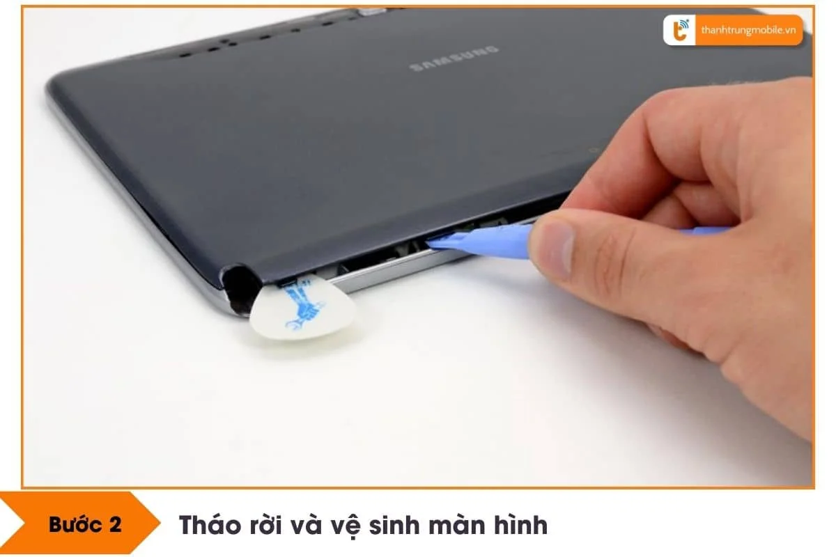 buoc 2 thao roi va ve sinh man hinh samsung tab note