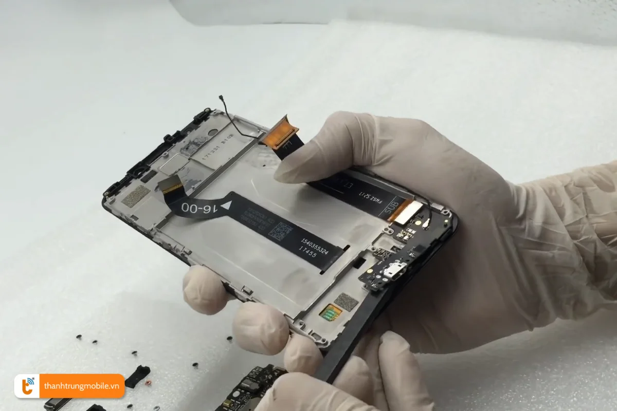 Quy trình lắp đặt màn hình Redmi 5 Plus mới tại Thành Trung Mobile