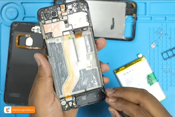 quy-trinh-lap-dat-vo-moi-cho-oppo-a5s-tai-thanh-trung-mobile