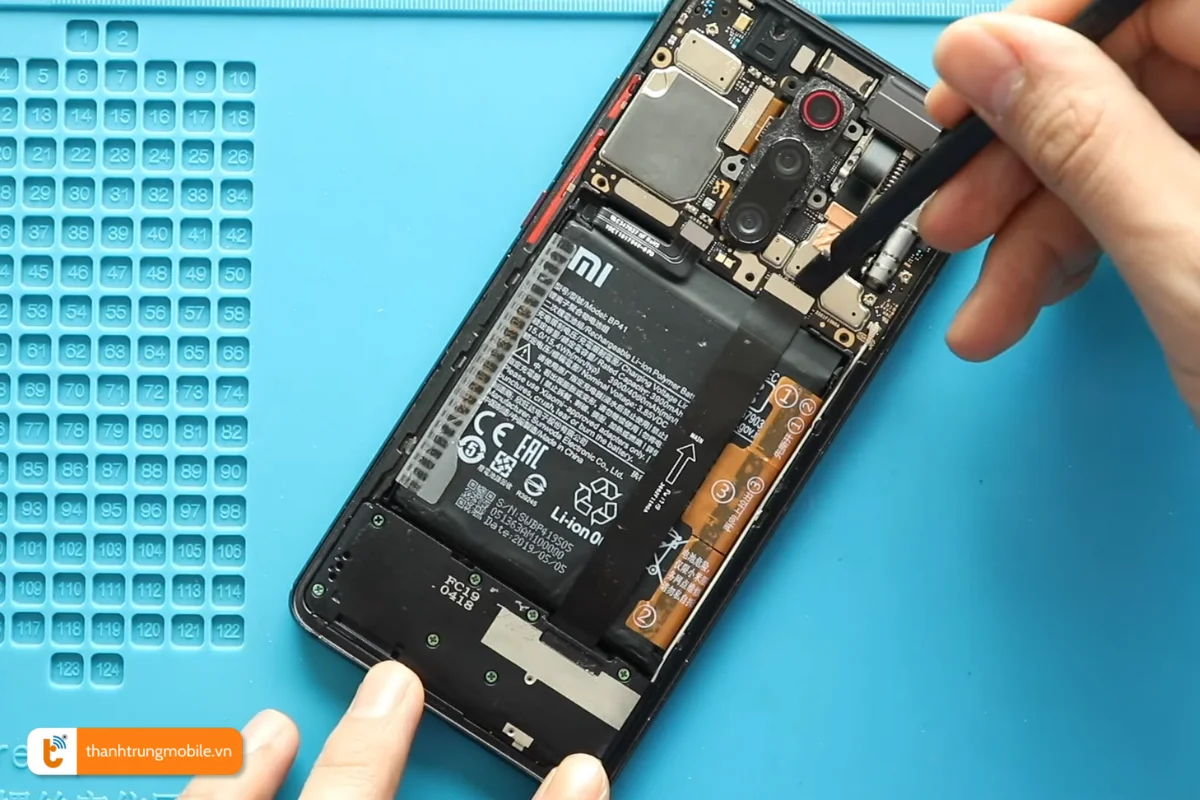 Quy trình tháo pin cũ để lắp đặt pin K20 Pro mới tại Thành Trung Mobile
